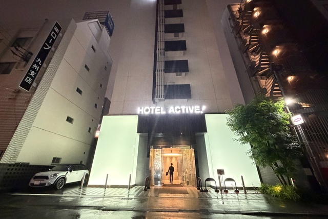 雨の夜に撮影したホテルアクティブ！ 博多の正面玄関