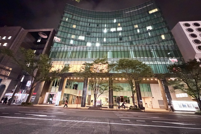 大きなガラスウォールが印象的な夜のKOKO HOTEL Premier 博多正面