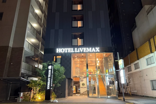 ホテルリブマックス博多駅前の夜間外観とエントランス